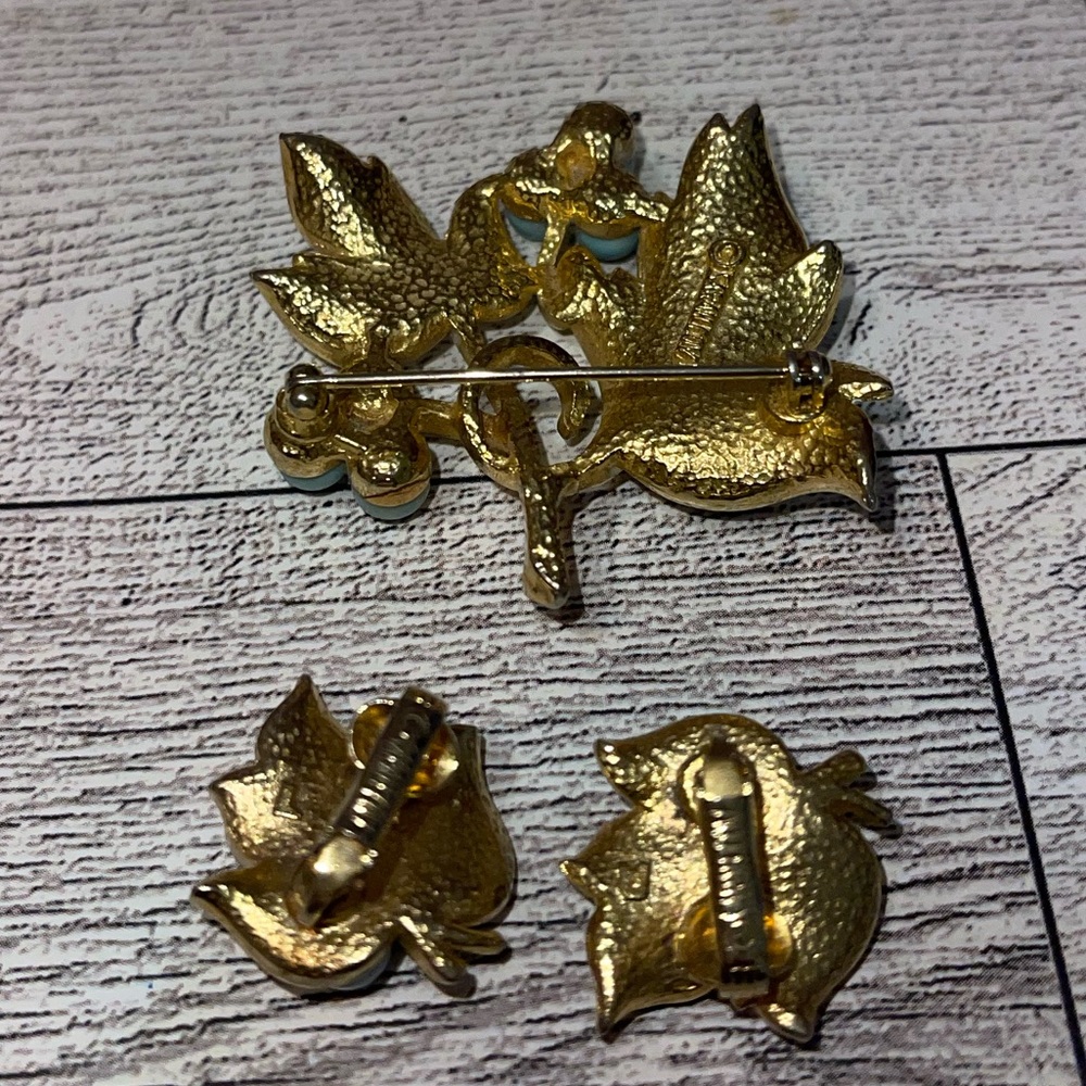 Signed Sarah Coventry Enamel gold tone w/ Light blue beads: brooch & Earrings - Picture 4 of 7